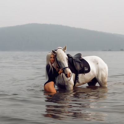 девушка лошадь озеро