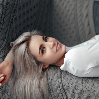 блондинка лежит девушка на диване