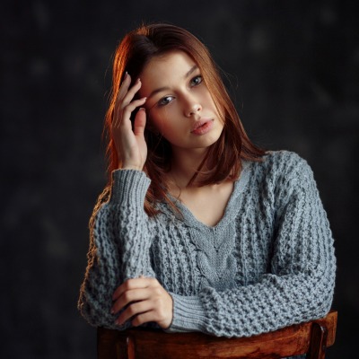 девушка на стуле свитер