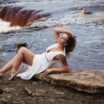 девушка водопад река камни в платье