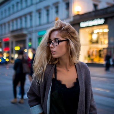 девушка блондинка улица город в очках
