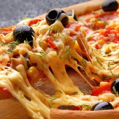 Пицца с сыром и маслинами