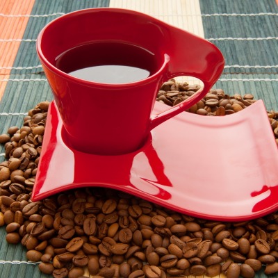 Красная чашка с кофе