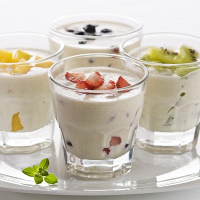 Стаканы с йогуртом и фруктами