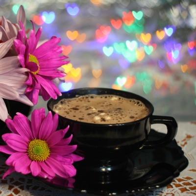 чашка кофе с ромашками