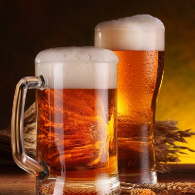 Янтарное пиво в бокалах