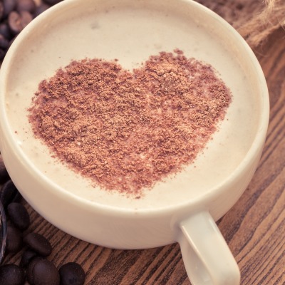 Сердце кофе зерна чашка