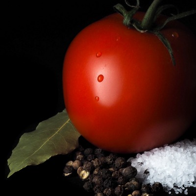 томат помидор соль темный фон