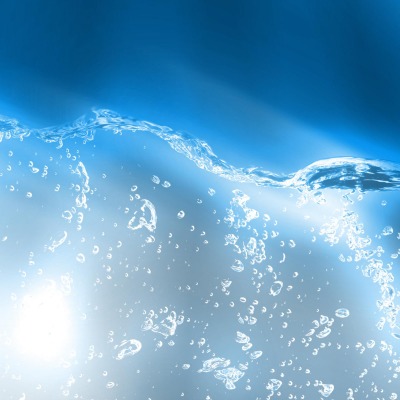 Пузырьки воды на синем фоне