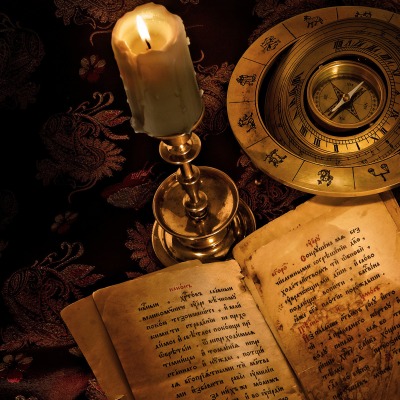 Старая книга и свеча