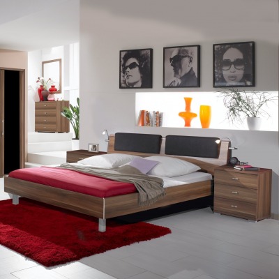 Спальня светлая с красной кроватью
