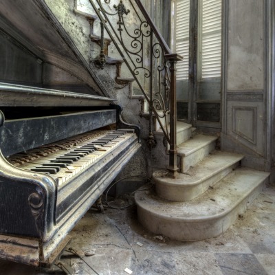 Старая лестница с пианино