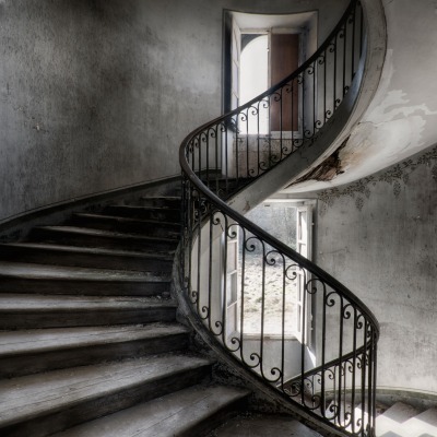 Дом старый лестница спиральная