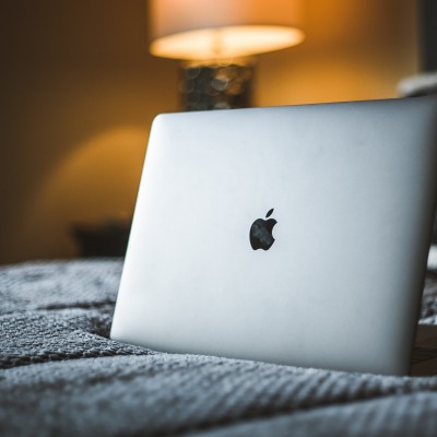 ноутбук apple кровать логотип