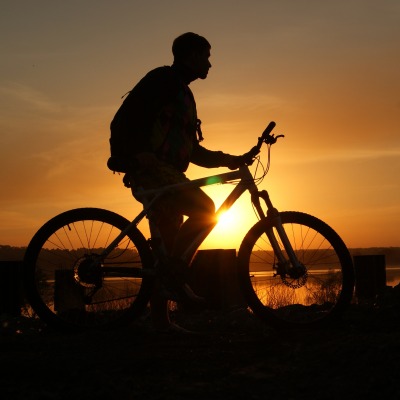 С велосипедом на закате
