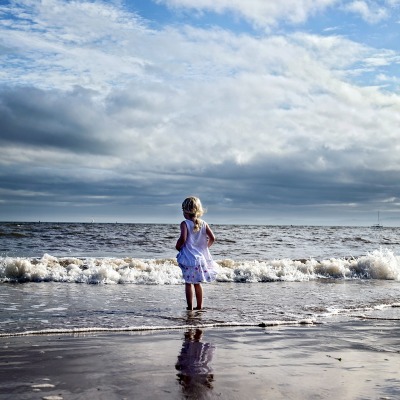 девочка на морском пляже