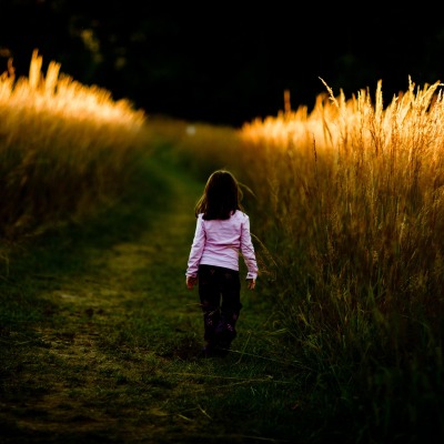 Девочка среди янтарной травы