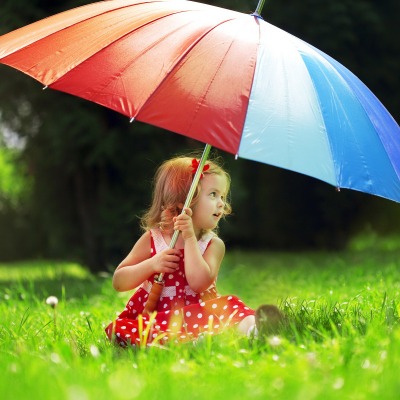 девочка зонт лужайка трава