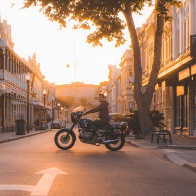 улица мотоциклист утро