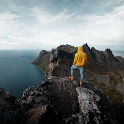 норвегия горы парень пейзаж путешествие