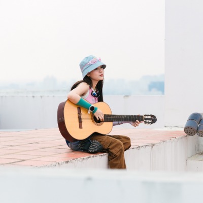 девушка гитара азиатка на крыше
