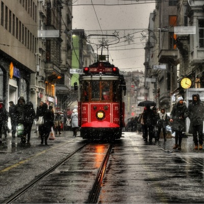 город трамвай пешеходы дождь улица