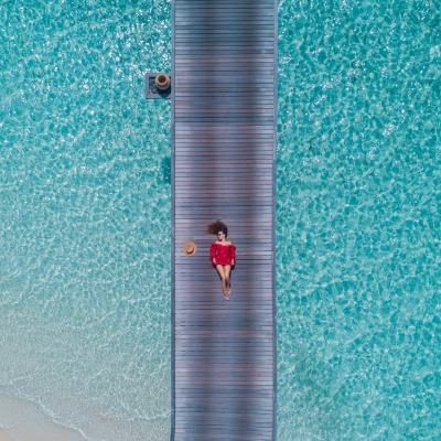 пристань вид сверху девушка вода море