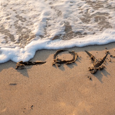 love надпись песок волна
