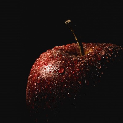 яблоко на черном фоне капли крупный план