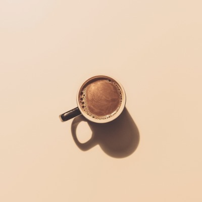 чашка кофе минимализм бежевый фон