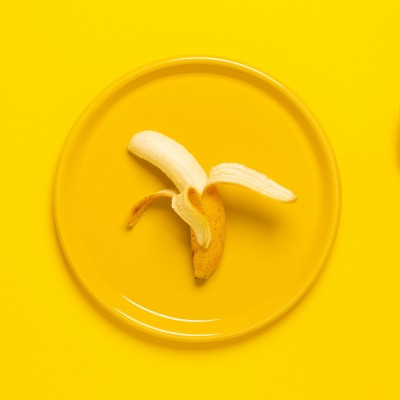 минимализм желтый банан тарелка кофе
