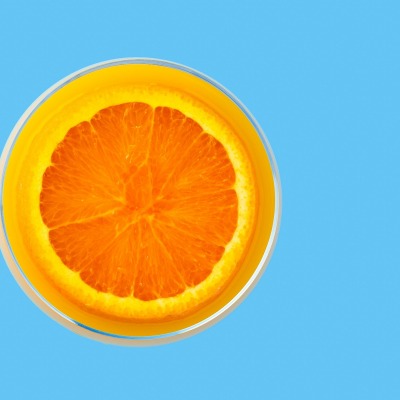 апельсин синий фон разрез