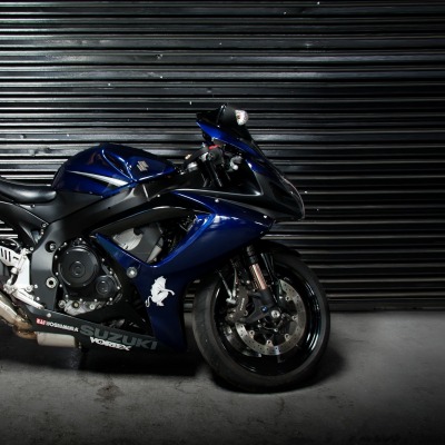 синий мотоцикл suzuki gsx r1000