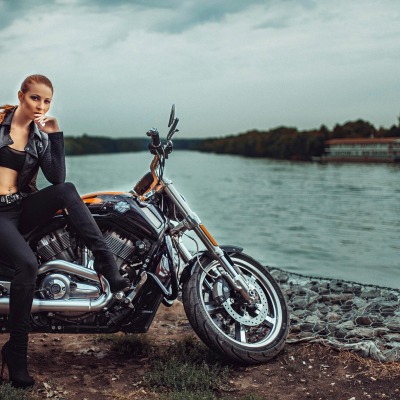 девушка мотоцикл река