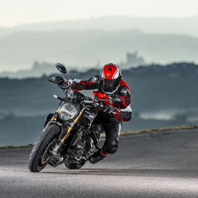 Ducati Monster 1200 поворот