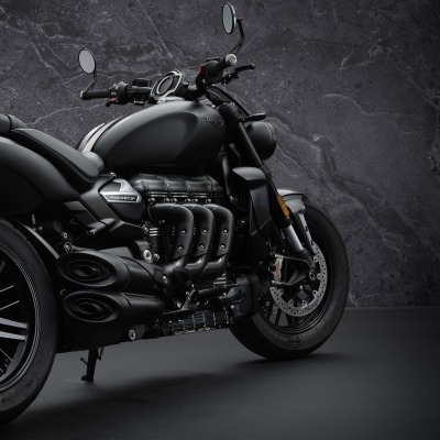 мотоцикл triumph черный вид сзади