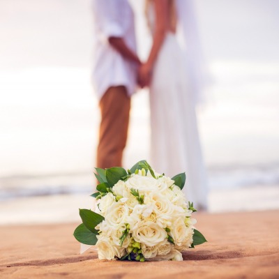 Влюбленные, свадебный букет, поцелуй, море, пляж