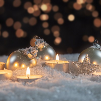 зима новый год свечи огни боке блеск елочные игрушки