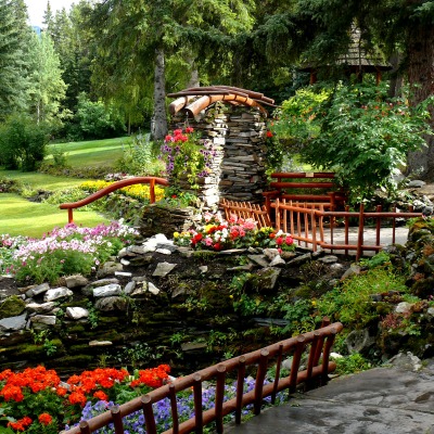 Декоративное озеро в саду