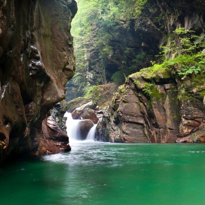 Зеленая вода между камней