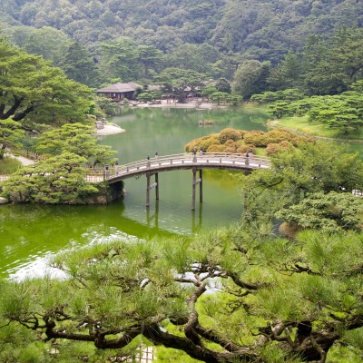 Озерцо мостик лес горы