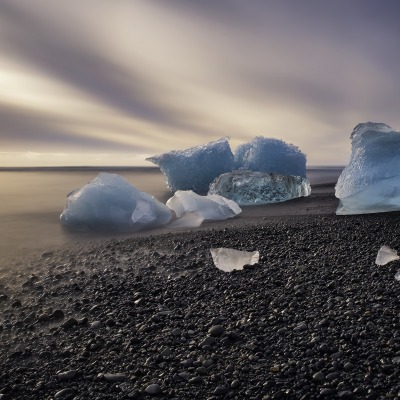 льдины песок пляж море