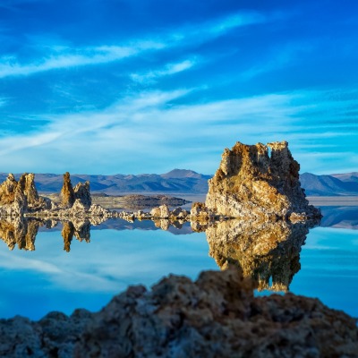 скалы водоем