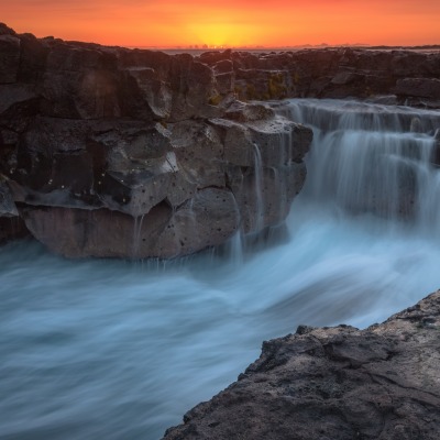 водопад скалы закат камни