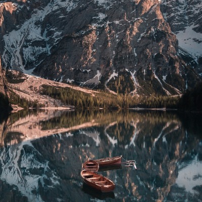 озеро горы лодки отражение