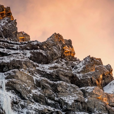 горы скалы заснеженные камни
