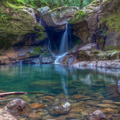 водопад камни мох лес