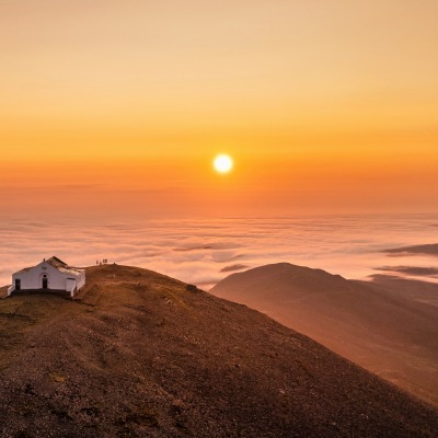 горы закат над облаками здание вершина