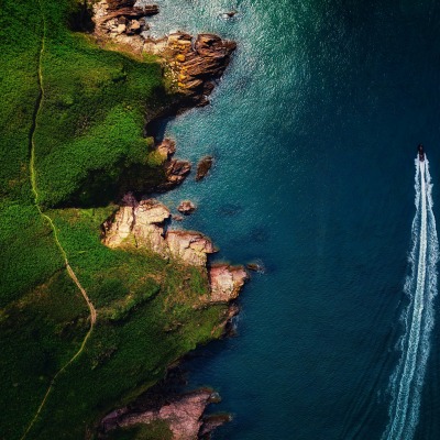 побережье утес катер море скалы