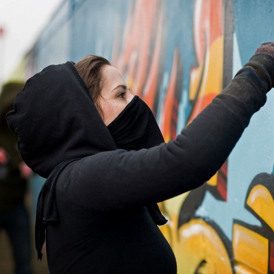 Девушка рисует графити
